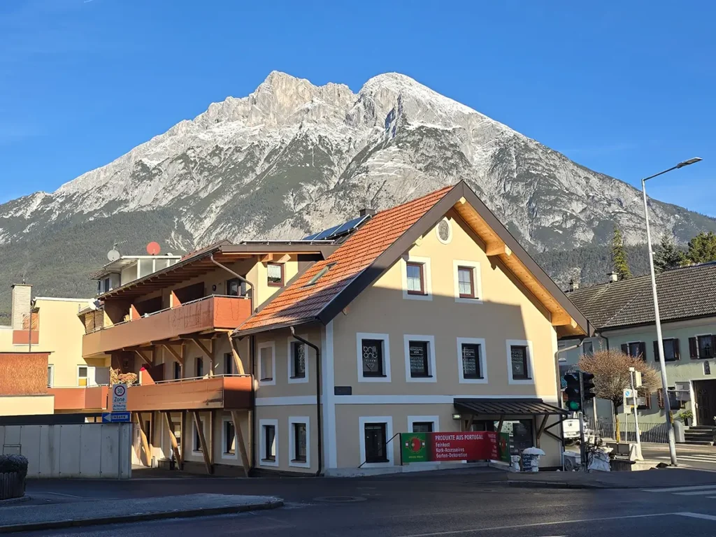 Brilliant Clean Standort Telfs mit Blick auf Hohe Munde