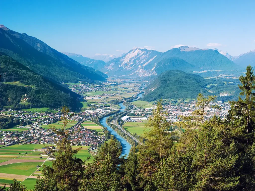 Der Inn im Tiroler Inntal mit umliegenden Gemeinden